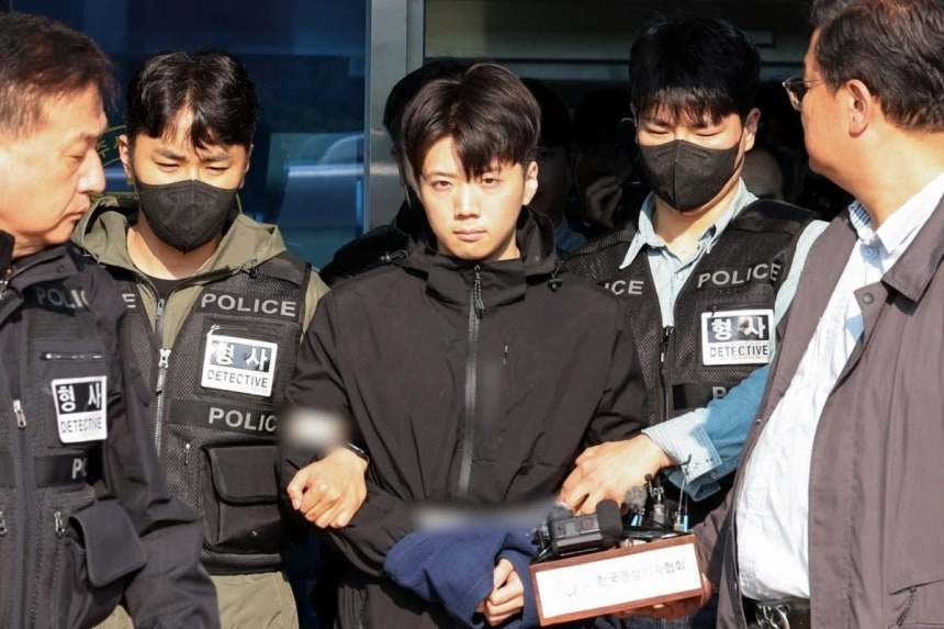 광주 여고생 살해범 장윤기가 지난 5월 14일 광주 서부경찰서에서 검찰로 송치되기 전 포토라인에 서고 있다. 연합뉴스