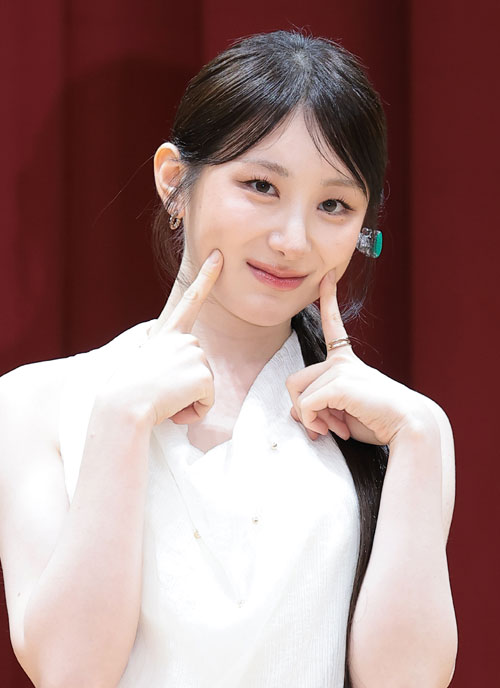 가수 이채연이 20일 서울 송파구 보인고등학교에서 열린 웹예능 ‘오늘 우리 학교는’(이하 오우학) 현장 공개에 앞서 포즈를 취하고 있다. ‘오우학’은 장르 불문 대세 아티스트들의 화려한 무대와 흥미진진한 토크, 학생과 선생님이 주인공이 되는 코너를 통해 힐링과 행복을 전하는 ‘가고 싶은 학교 만들기’ 프로젝트 웹예능이다. 2026.7.20 뉴스1