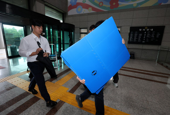 선관위는 압수수색 중
