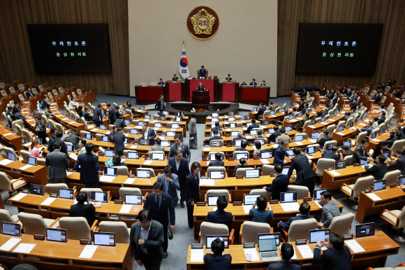 국민의힘 윤상현 의원이 20일 국회에서 열린 7월 임시국회 제1차 본회의에서 윤석열·김건희에 의한 내란·외환 및 국정농단 행위의 진상규명을 위한 특별검사 임명 등에 관한 법률 일부개정법률안에 대해 필리버스터(무제한 토론을 통한 합법적인 의사진행 방해)를 시작하고 있다. 더불어민주당 의원들이 본회의장에서 퇴장하고 있다. 2026.7.20  연합뉴스