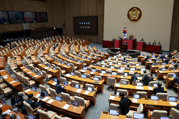 국민의힘 윤상현 의원이 20일 국회에서 열린 7월 임시국회 제1차 본회의에서 윤석열·김건희에 의한 내란·외환 및 국정농단 행위의 진상규명을 위한 특별검사 임명 등에 관한 법률 일부개정법률안에 대해 필리버스터(무제한 토론을 통한 합법적인 의사진행 방해)를 하고 있다. 2026.7.20  연합뉴스