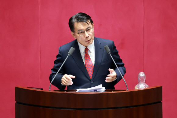 국민의힘 윤상현 의원이 20일 국회에서 열린 7월 임시국회 제1차 본회의에서 윤석열·김건희에 의한 내란·외환 및 국정농단 행위의 진상규명을 위한 특별검사 임명 등에 관한 법률 일부개정법률안에 대해 필리버스터(무제한 토론을 통한 합법적인 의사진행 방해)를 하고 있다. 2026.7.20  연합뉴스