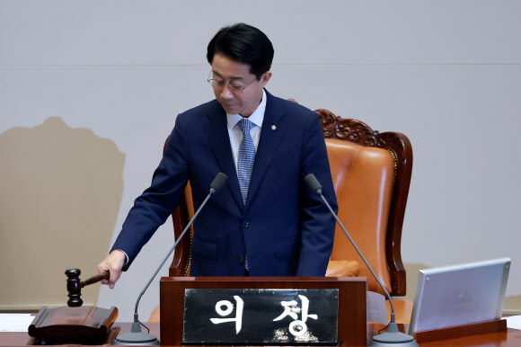조정식 국회의장이 20일 국회에서 열린 7월 임시국회 제1차 본회의에서 윤석열·김건희에 의한 내란·외환 및 국정농단 행위의 진상규명을 위한 특별검사 임명 등에 관한 법률 일부개정법률안을 상정하고 있다. 2026.7.20  연합뉴스