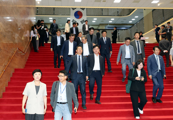 20일 국회에서 열린 7월 임시국회 제1차 본회의에서 윤석열·김건희에 의한 내란·외환 및 국정농단 행위의 진상규명을 위한 특별검사 임명 등에 관한 법률 일부개정법률안에 대해 국민의힘 의원들의 필리버스터(무제한 토론을 통한 합법적인 의사진행 방해)가 시작되자 더불어민주당 의원 등이 본회의장에서 퇴장하고 있다. 2026.7.20  연합뉴스