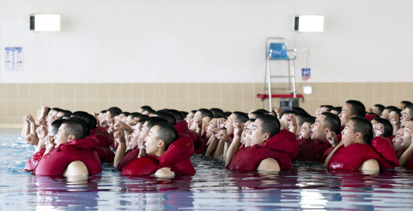 해군병 726기 전투 수영훈련