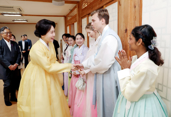 김혜경 여사가 20일 서울 종로구 부암동 무계원 사랑채에서 열린 외국인 청년들과의 한국 전통공예 노리개 제작 체험 행사에서 참석자들과 인사하고 있다. 2026.7.20  청와대통신사진기자단