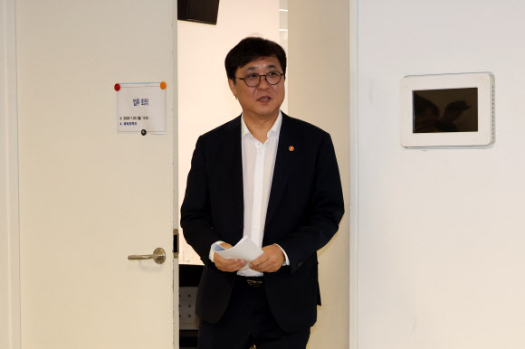 K-축구혁신위원회 3차 회의 마친 최휘영 장관