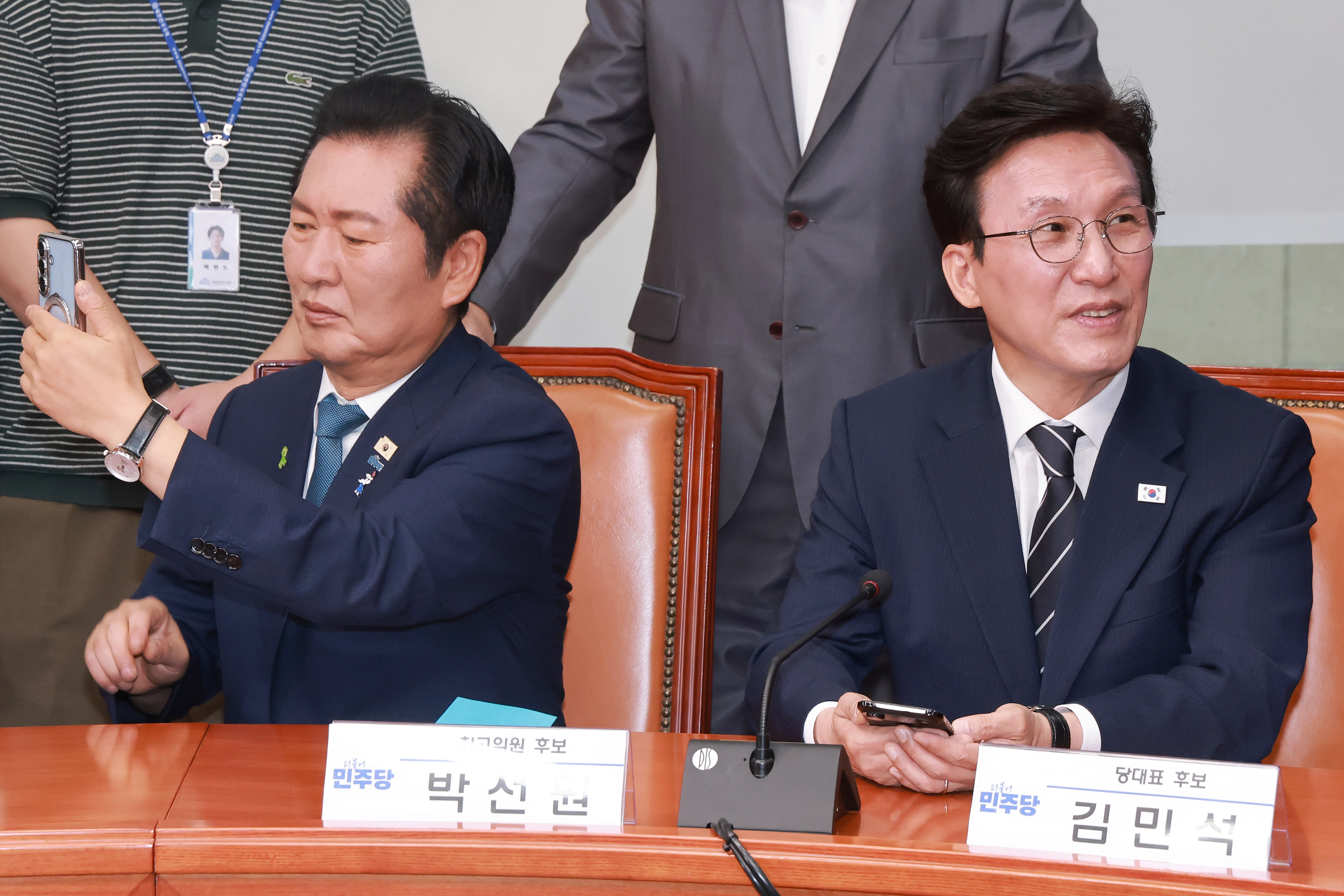 취재진 촬영하는 민주당 정청래 당 대표 후보  더불어민주당 정청래 당 대표 후보가 20일 국회에서 열린 민주당 공명선거 실천 서약식에 참석해 최고위원 후보 기념 촬영을 취재하는 취재진을 촬영하고 있다. 오른쪽은 김민석 당 대표 후보. 2026.7.20 연합뉴스