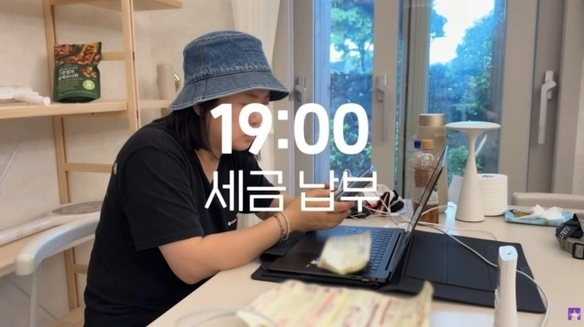 제주살이를 시작한 코미디언 김숙이 세금 고지서를 뒤늦게 확인해 당황하는 현실적인 일상을 공개해 눈길을 끈다. 유튜브 ‘김숙티비’ 캡처