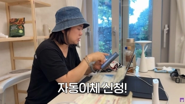 제주살이를 시작한 코미디언 김숙이 세금 고지서를 뒤늦게 확인해 당황하는 현실적인 일상을 공개해 눈길을 끈다. 유튜브 ‘김숙티비’ 캡처