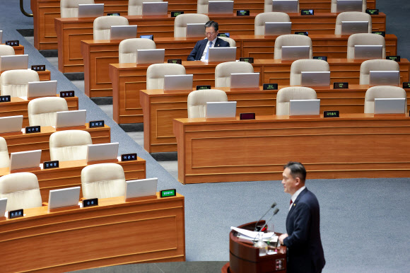 이어지는 필리버스터, 본회의장 자리 지키는 정성호 법무장관