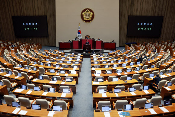 종합특검연장법 필리버스터 이어가는 국민의힘