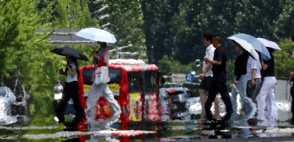 대구에 폭염 경보가 발효 중인 21일 대구 달서구 호산동 달구벌대로에 아지랑이가 피어오르고 있다. 2026.7.21 연합뉴스