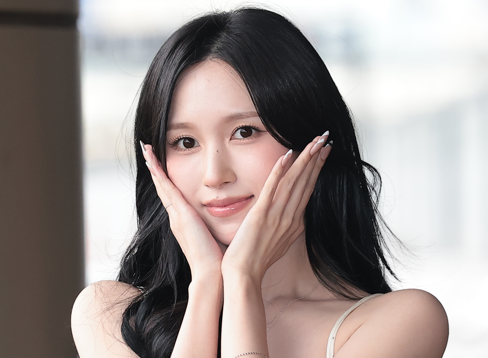 트와이스(TWICE) 미나가 해외 일정을 위해 21일 김포공항을 통해 일본으로 출국하기 전 인사를 하고 있다. 2026.7.21. 뉴스1