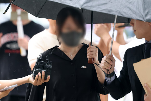 6·3 지방선거 개표소로 사용된 올림픽공원 핸드볼경기장 문 앞에서 체육단체 직원들의 장내 사무실 진입을 막아 업무 방해 혐의를 받는 30대 여성이 21일 구속 전 피의자 심문(영장실질심사)를 위해 서울 송파구 서울동부지방법원으로 출석하고 있다. 강성 보수 커뮤니티에서는 개표소 진입을 홀로 막은 이 여성을 두고 ‘올림픽공원 잔다르크’의 줄임말인 ‘올다르크’라 부르며 추앙하는 움직임이 일었다. 2026.7.21 연합뉴스