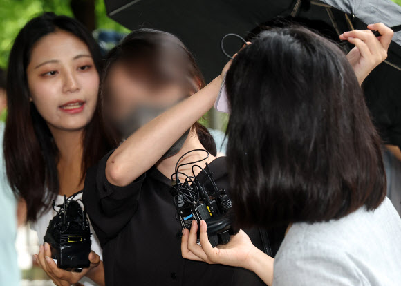 6·3 지방선거 개표소로 사용된 올림픽공원 핸드볼경기장 문 앞에서 체육단체 직원들의 장내 사무실 진입을 막아 업무 방해 혐의를 받는 30대 여성이 21일 구속 전 피의자 심문(영장실질심사)을 위해 서울 송파구 서울동부지방법원으로 출석하고 있다. 강성 보수 커뮤니티에서는 개표소 진입을 홀로 막은 이 여성을 두고 ‘올림픽공원 잔다르크’의 줄임말인 ‘올다르크’라 부르며 추앙하는 움직임이 일었다. 2026.7.21 연합뉴스