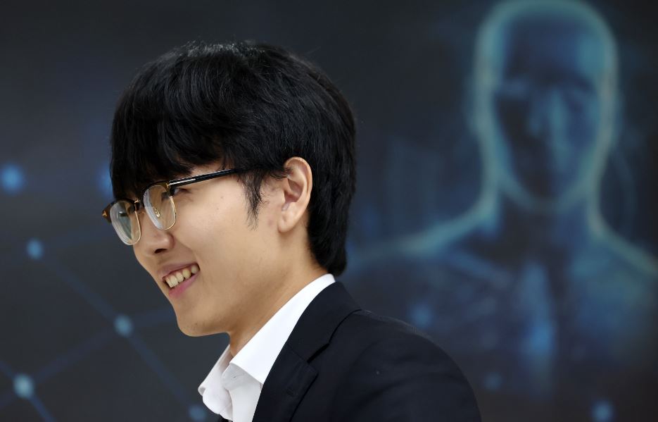 AI 카타고 꺾은 신진서 ‘승리의 미소’