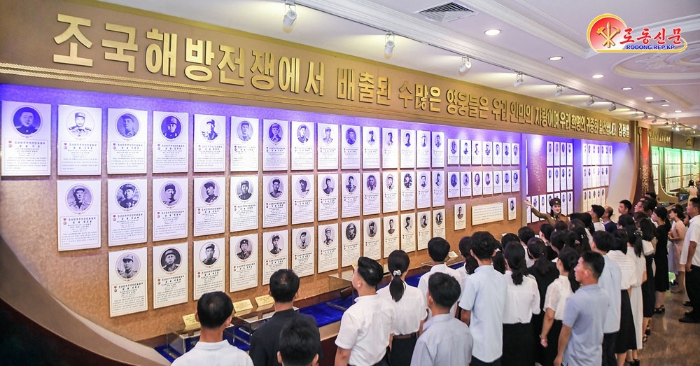북한 노동당 기관지 노동신문은 21일 조국해방전쟁(한국전쟁) 승리기념관 내부의 ‘공화국영웅홀’을 조명했다.  평양 노동신문 뉴스1