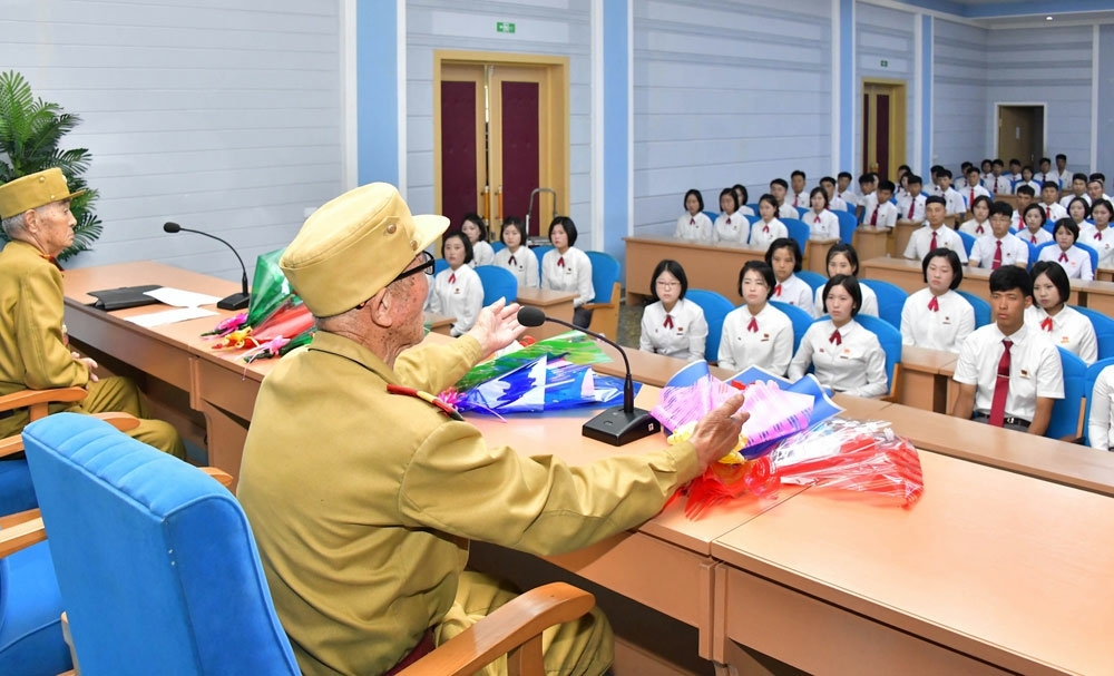 북한 노동당 기관지 노동신문은 21일 조국해방전쟁(한국전쟁)승리 73주년을 맞아 전쟁노병(참전군인)들과 청소년학생들과의 상봉모임이 함경남도와 개성시에서 진행됐다고 전했다. 평양 노동신문 뉴스1