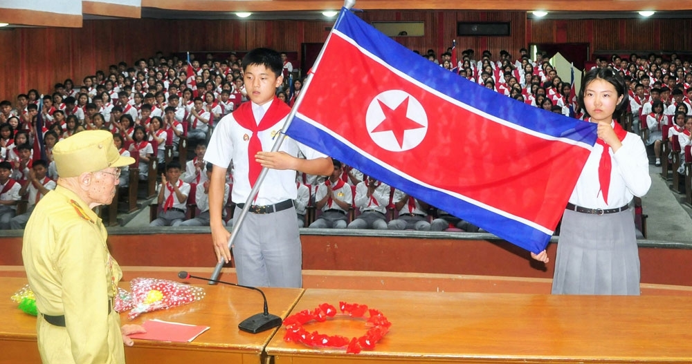 북한 노동당 기관지 노동신문은 21일 조국해방전쟁(한국전쟁)승리 73주년을 맞아 전쟁노병(참전군인)들과 청소년학생들과의 상봉모임이 함경남도와 개성시에서 진행됐다고 전했다. 신문에 따르면 노병들은 사회주의 제도의 수호를 당부하며 북한 국기를 청소년들에게 건냈다. 평양 노동신문 뉴스1