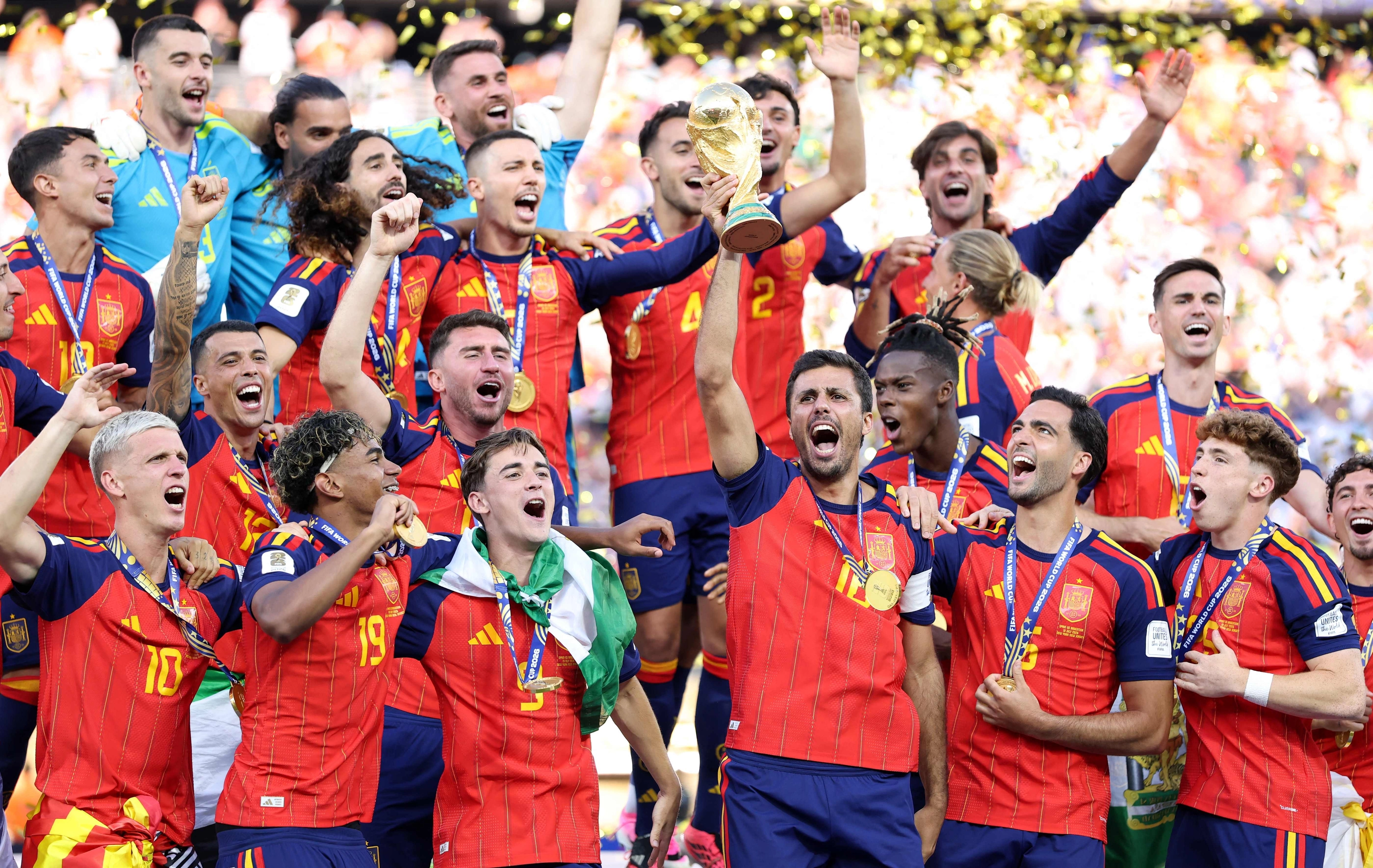 2026년 7월 19일 뉴저지 이스트 러더퍼드에서 열린 스페인과 아르헨티나의 2026년 FIFA 월드컵 결승전에서 스페인의 로드리(16번)가 팀 승리 후 FIFA 월드컵 우승 트로피를 들어 올리고 있다. AFP 연합뉴스