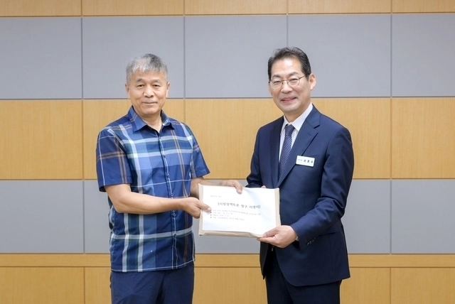 김효승 순천환경운동연합 이사장이 손훈모 시장에게 ‘차세대 공공자원화시설’ 정책 제안서를 전달하고 있다.