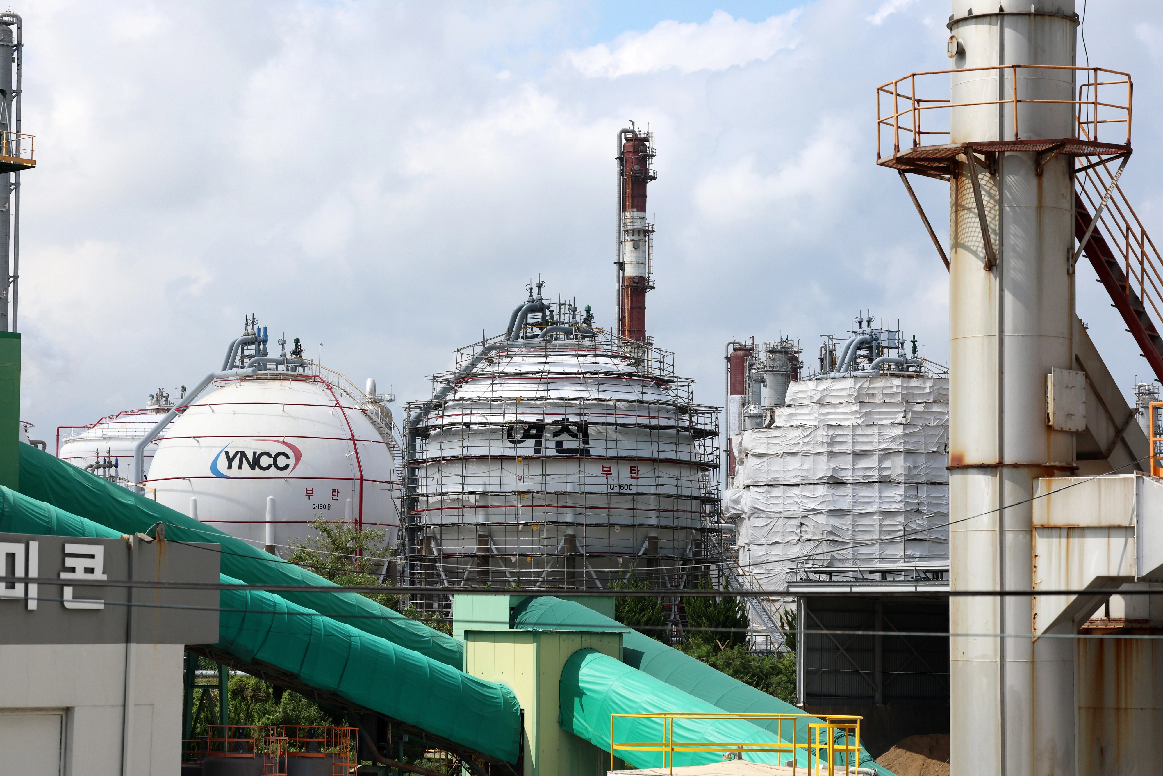 가동 중단되는 여천NCC 2공장산업통상부는 22일 여천 NCCㆍ롯데케미칼ㆍ한화솔루션ㆍDL케미칼 4개사가 제출한 여수 산단 석유화학 사업재편계획서 최종안을 승인했다고 밝혔다. 재편안은 여천NCC 2공장을 추가 폐쇄하고 1공장을 롯데케미칼 여수 공장과 합쳐 통합법인을 설립하는 내용이 골자다. 사진은 이날 전남광주통합특별시 여수시 여천NCC 2공장 모습. 연합뉴스