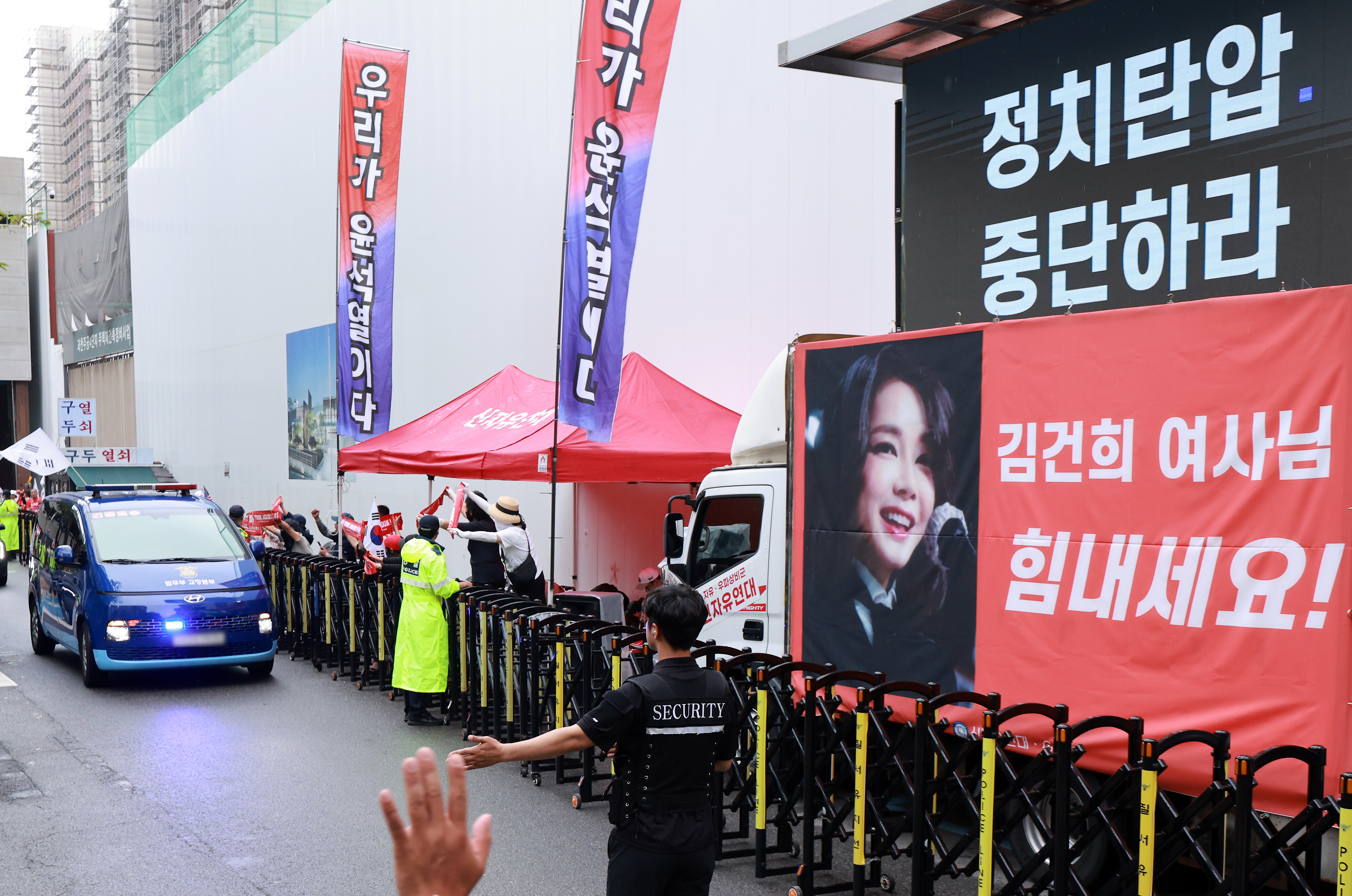 김건희 여사를 태운 호송차가 22일 경기 과천 2차 종합특검 사무실 지하주차장으로 들어서고 있다. 2차 종합특검팀(특별검사 권창영)은 이날 윤석열 전 대통령 관저 이전과 관련 특정범죄가중처벌법상 알선수재와 직권남용 혐의로 김 여사를 피의자 신분으로 소환했다. 2026.7.22. 뉴스1