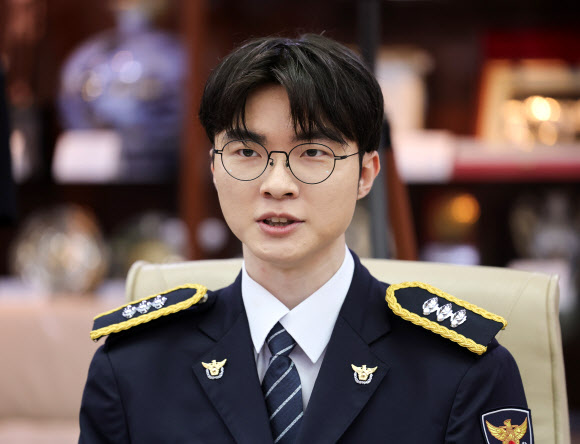 프로게이머 ‘페이커’ 이상혁이 22일 서울 서대문구 경찰청에서 명예경찰 및 사이버도박 예방 홍보대사로 위촉된 소감을 밝히고 있다. 2026.7.22 연합뉴스