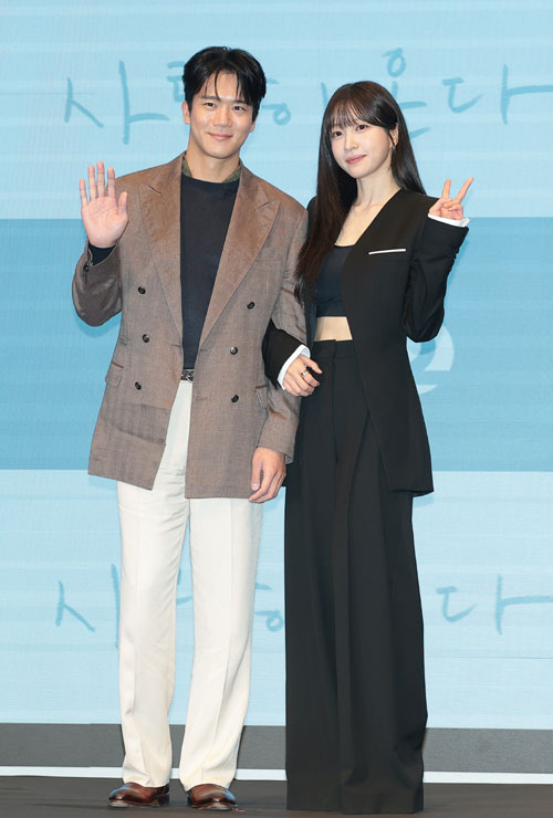배우 하석진과 안희연(오른쪽)이 22일 서울 구로구 신도림 디큐브시티 더세인트에서 열린 KBS 2TV 새 주말드라마 ‘사랑이 온다’(극본 이경희/연출 홍석구) 제작발표회에 참석해 포즈를 취하고 있다. ‘사랑이 온다’는 깨진 가족의 파편을 모아 세상에서 가장 따뜻한 인생 한 상을 차려내는 두 남녀의 패밀리 레시피 드라마다. 2026.7.22 뉴스1