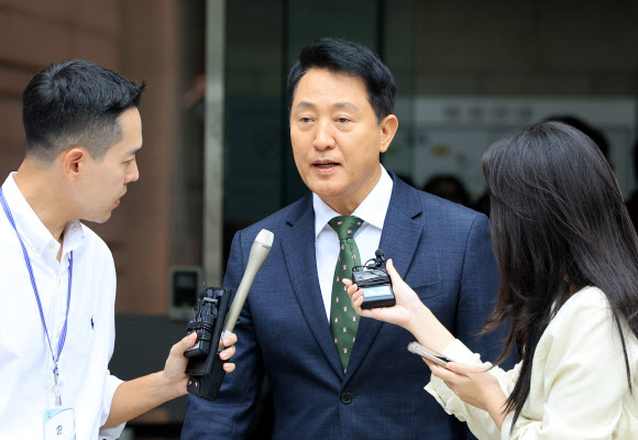 정치 브로커 명태균씨로부터 여론조사 결과를 받아보고 후원자에게 비용을 대납하게 한 혐의로 기소된 오세훈 서울시장이 22일 오후 서울 서초구 서울중앙지법에서 열린 선고 공판을 마친 뒤 법정을 나서며 취재진의 질문에 답하고 있다. 서울중앙지법 형사합의22부(조형우 부장판사)는 이날 정치자금법 위반 혐의로 재판에 넘겨진 오 시장에게 벌금 1천만원을 선고했다. 2026.7.22  연합뉴스