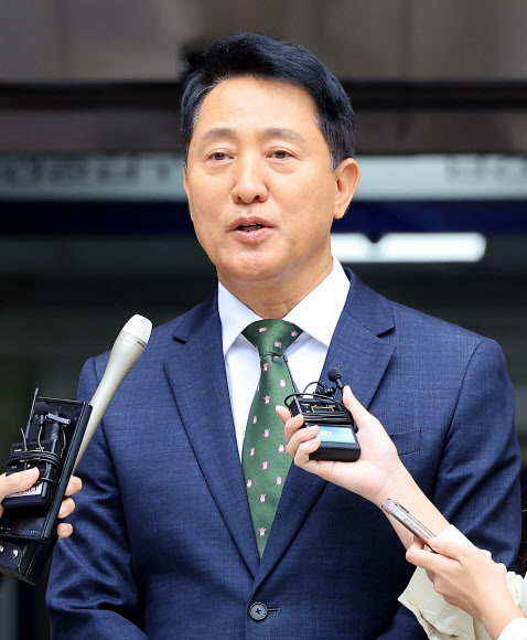 정치 브로커 명태균씨로부터 여론조사 결과를 받아보고 후원자에게 비용을 대납하게 한 혐의로 기소된 오세훈 서울시장이 22일 오후 서울 서초구 서울중앙지법에서 열린 선고 공판을 마친 뒤 법정을 나서며 취재진의 질문에 답하고 있다. 서울중앙지법 형사합의22부(조형우 부장판사)는 이날 정치자금법 위반 혐의로 재판에 넘겨진 오 시장에게 벌금 1천만원을 선고했다. 2026.7.22  연합뉴스