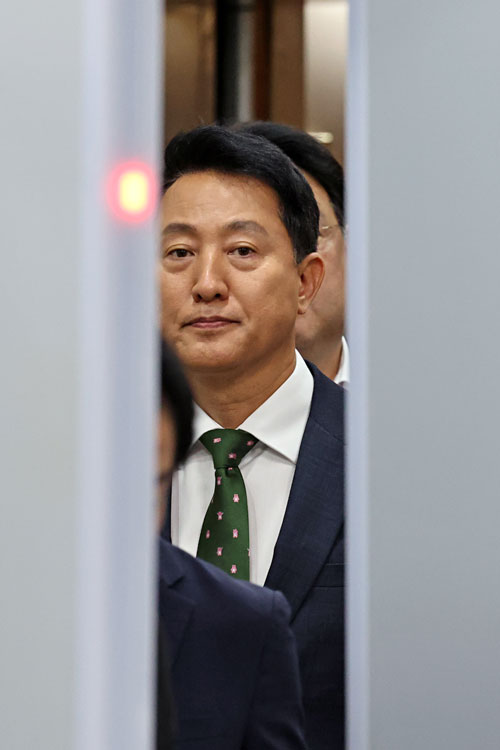 오세훈 서울시장이 22일 서울 서초구 서울중앙지방법원에서 열린 정치자금법위반 혐의 1심 선고를 마친 뒤 법원을 나서고 있다. 2026.07.22. 뉴시스