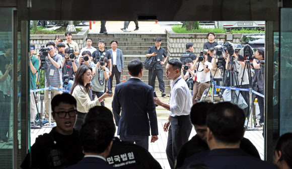 정치 브로커 명태균씨로부터 여론조사 결과를 받아보고 후원자에게 비용을 대납하게 한 혐의로 기소된 오세훈 서울시장이 22일 오후 서울 서초구 서울중앙지법에서 열린 선고 공판을 마친 뒤 법정을 나서고있다. 서울중앙지법 형사합의22부(조형우 부장판사)는 이날 정치자금법 위반 혐의로 재판에 넘겨진 오 시장에게 벌금 1천만원을 선고했다.  2026.7.22  공동취재