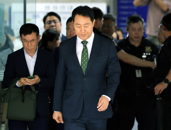 정치 브로커 명태균씨로부터 여론조사 결과를 받아보고 후원자에게 비용을 대납하게 한 혐의로 기소된 오세훈 서울시장이 22일 오후 서울 서초구 서울중앙지법에서 열린 선고 공판을 마친 뒤 법정을 나서고 있다. 서울중앙지법 형사합의22부(조형우 부장판사)는 이날 정치자금법 위반 혐의로 재판에 넘겨진 오 시장에게 벌금 1천만원을 선고했다. 2026.7.22  공동취재