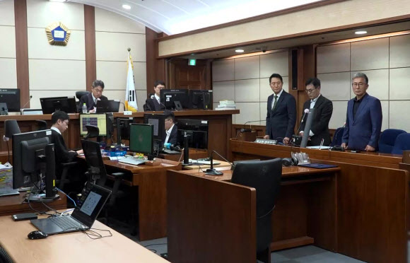 정치 브로커 명태균씨로부터 여론조사 결과를 받아보고 후원자에게 비용을 대납하게 한 혐의로 기소된 오세훈 서울시장이 22일 오후 서울 서초구 서울중앙지법에서 열린 선고 공판에 참석해 있다. 2026.7.22  서울중앙지방법원 제공