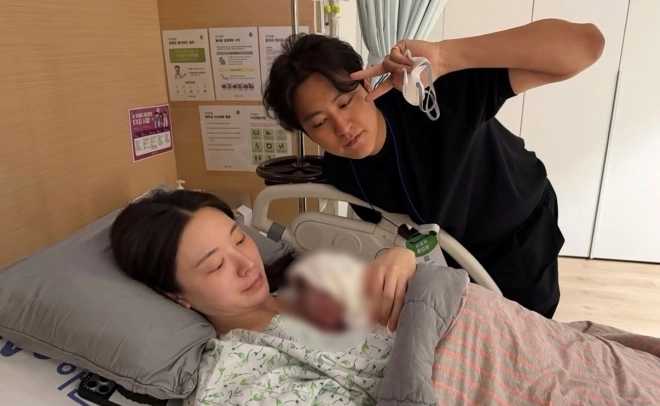 ‘얼짱시대’ 출신 인플루언서 유혜주(사진 왼쪽)가 유튜브 활동을 잠시 중단한다. 유혜주는 최근 둘째 아들을 출산하며 두 아이의 엄마가 됐다. 유혜주 인스타그램 캡처