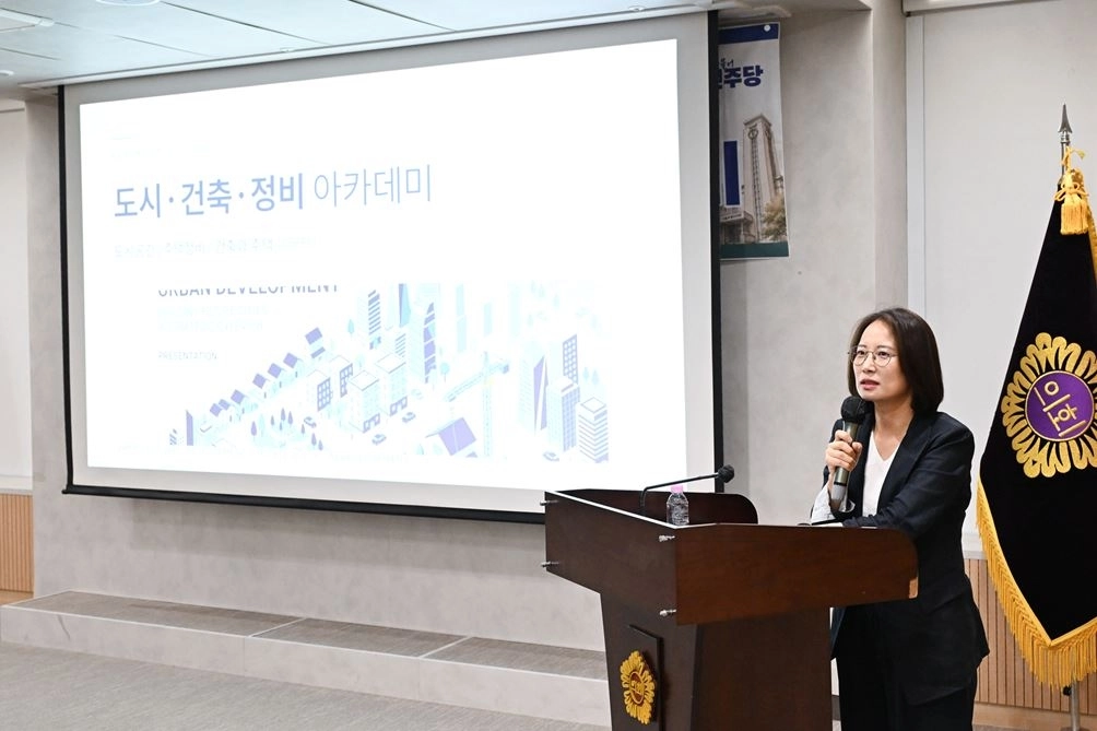 2차 강연자 윤은정 주택공간수석전문위원 : 도시와 정비 그리고 건축. 서울시의회 제공