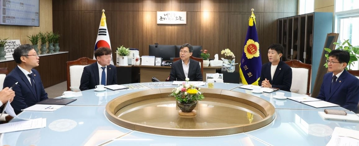 ▲ 지난 22일 충청북도의회를 찾아 충북도의회·인천광역시의회·세종특별자치시의회 의장과 회동한 남종섭 의장(사진=경기도의회)