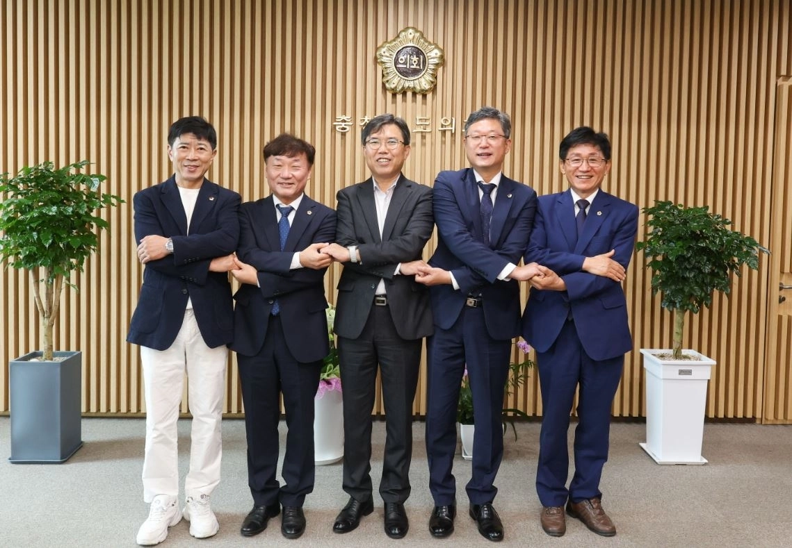 ▲ 지난 22일 충청북도의회를 찾아 충북도의회·인천광역시의회·세종특별자치시의회 의장과 회동 후 기념촬영하는 남종섭 의장(왼쪽에서 두 번째).(사진=경기도의회)