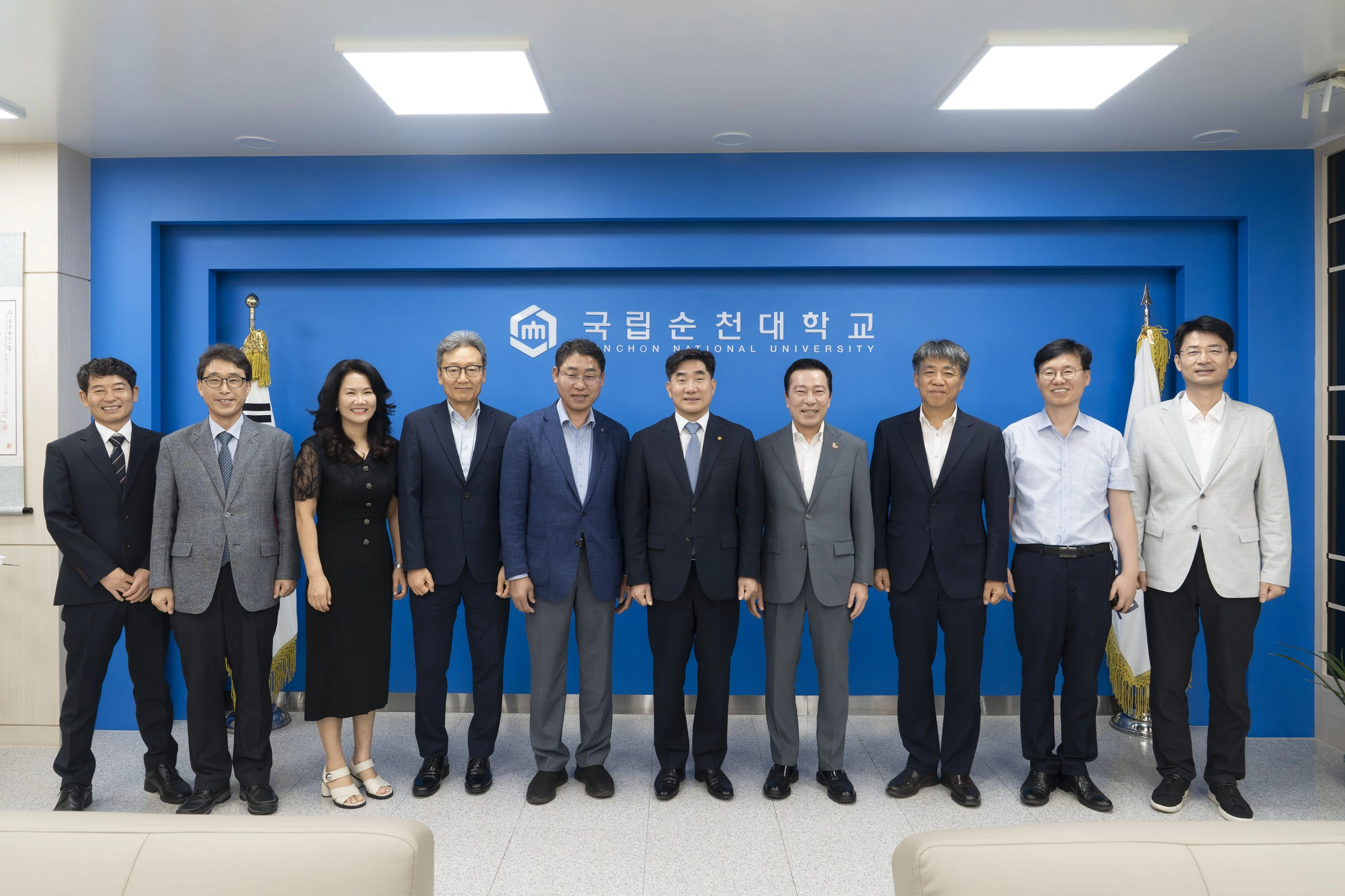 국립순천대학교 제3기 발전후원회 위원 4명이 대학 발전기금 4000만원을 기탁했다.
