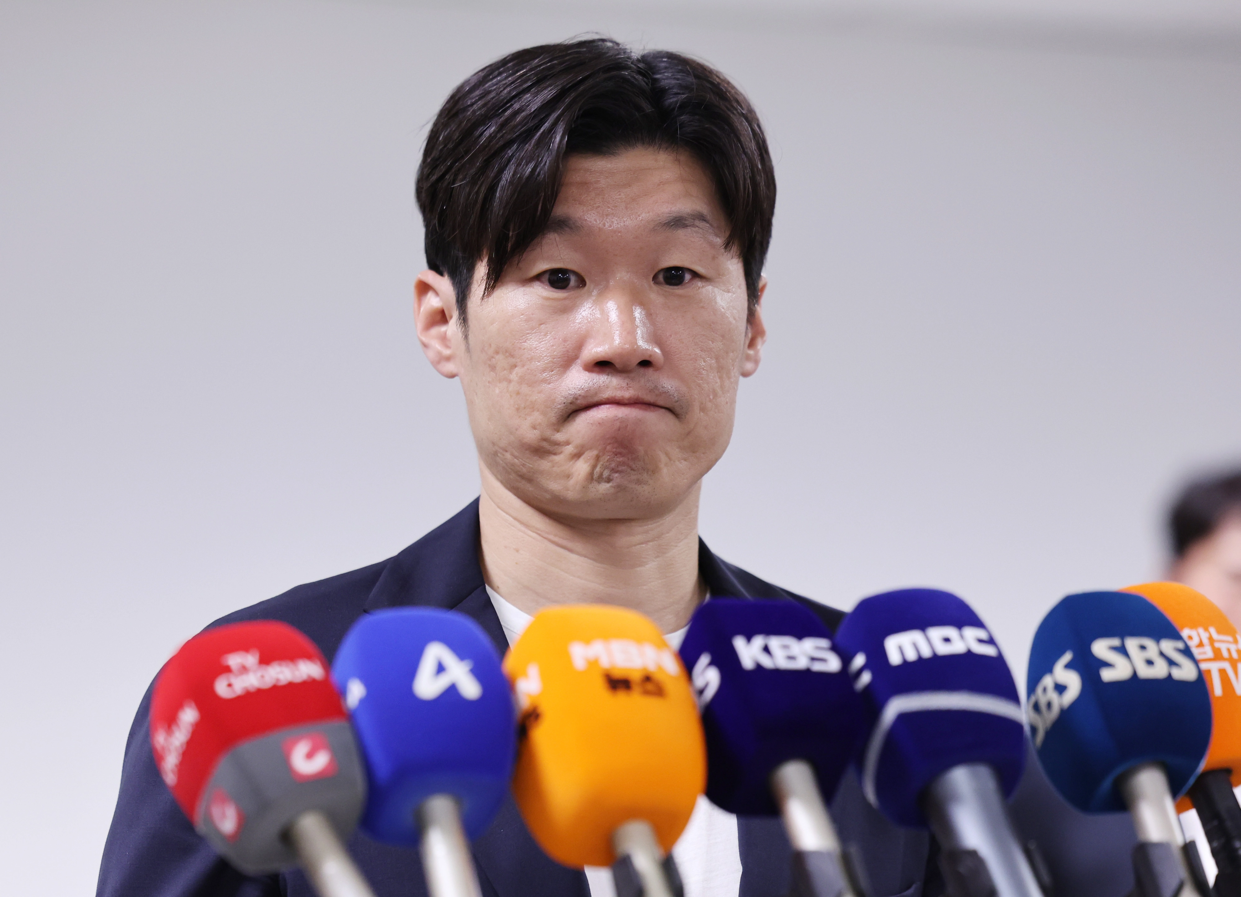 박지성 K-축구혁신위원회 공동위원장이 지난 20일 서울시 종로구 국립현대미술관 사무동에서 열린 K-축구 혁신위원회 3차 회의를 마친 뒤 브리핑 중 생각에 잠겨 있다. 2026.7.20. 뉴스1
