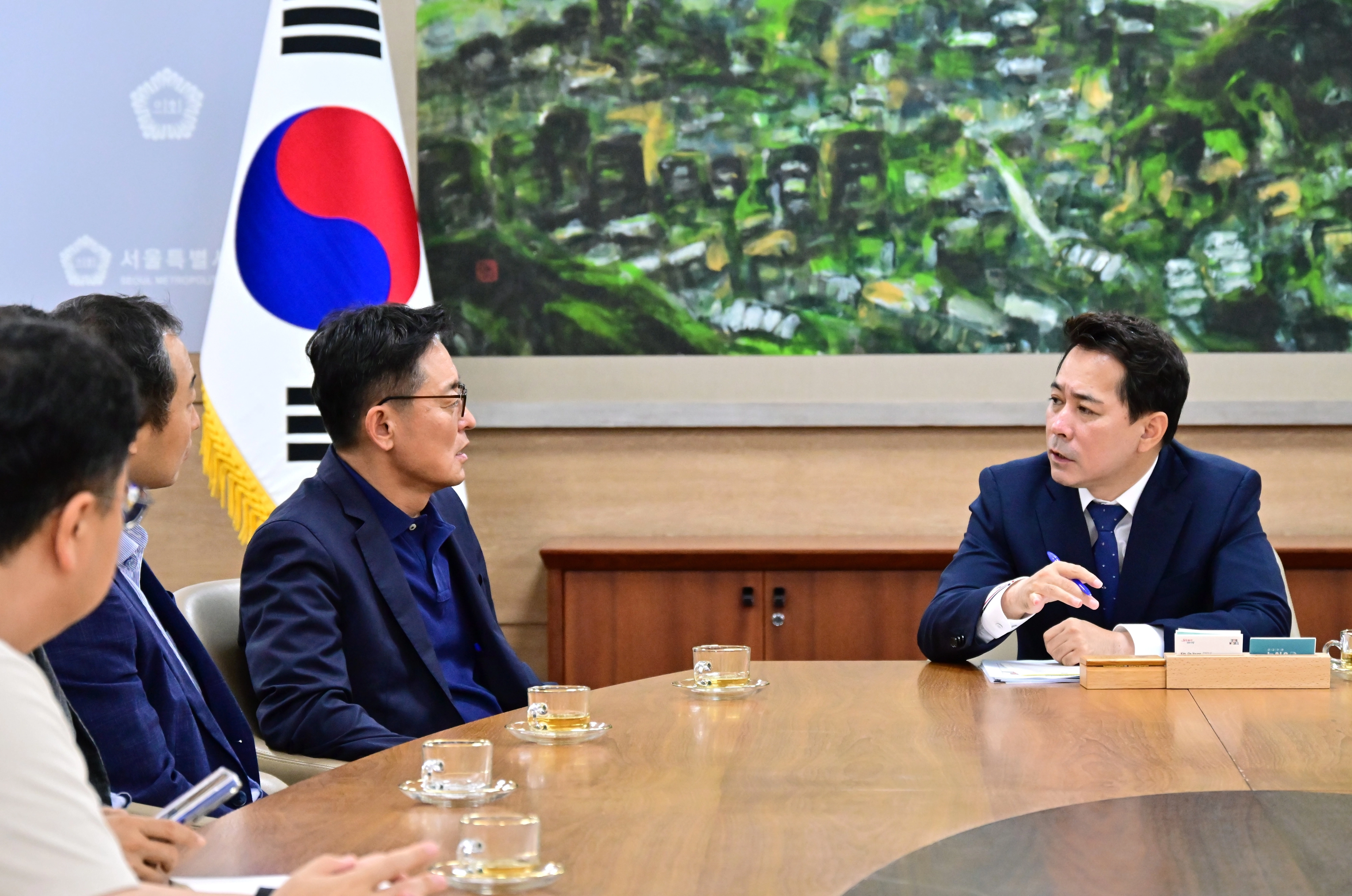 임만균(오른쪽) 서울시의회 의장이 23일 여장권(왼쪽에서 세 번째) 서울시 교통실장과 면담하고 있다.