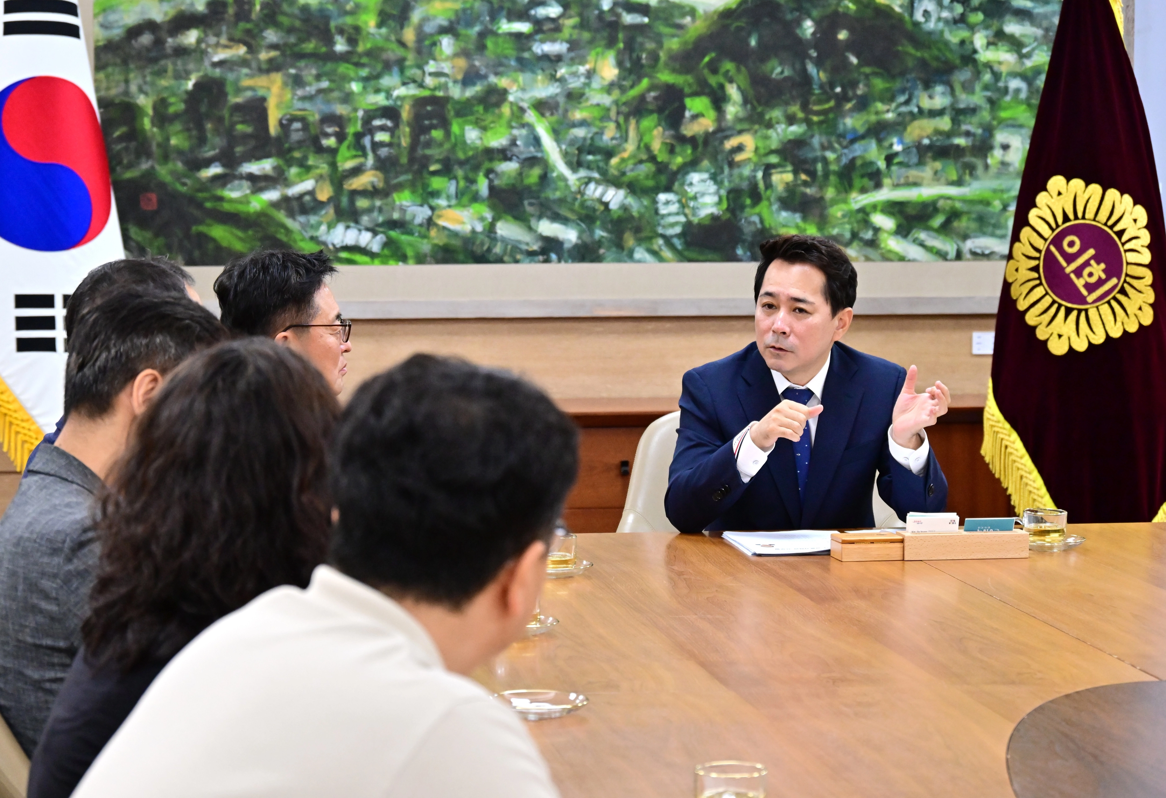 임만균(오른쪽) 서울시의회 의장이 23일 여장권(오른쪽에서 두 번째) 서울시 교통실장과 면담하고 있다.