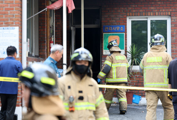 23일 오전 8시 29분께 경북 경산시 사동 한 아파트 관리실 안에서 폭발 추정 사고가 난 가운데 당국이 화재 현장을 살펴보고 있다. 2026.7.23 연합뉴스