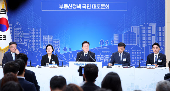 이재명 대통령이 23일 서울 여의도 KBS에서 열린 부동산정책 국민 대토론회에서 발언하고 있다.  왼쪽부터 윤호중 행정안전부 장관, 한성숙 국무총리, 이 대통령, 구윤철 부총리 겸 재정경제부 장관, 강훈식 비서실장. 2026.7.23  연합뉴스
