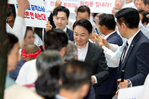 지지자들과 인사 나누며 특검 출석하는 원희룡 전 장관