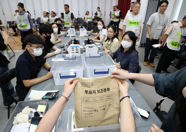23일 부산 연제구 부산시선거관리위원회 대회의실에서 6·3지방선거 부산시의원 북구1 선거구에 출마했던 문영남 더불어민주당 후보가 제기한 당선무효 소청으로 시 선관위 관계자들이 재검표를 진행하고 있다. 6·3지방선거 당시 개표결과 문 후보는 1만9325표(49.96%)를 얻어 1만9351표(50.03%)를 획득한 국민의힘 강영두 후보에게 26표 차로 패했다. 2026.7.23 뉴스1