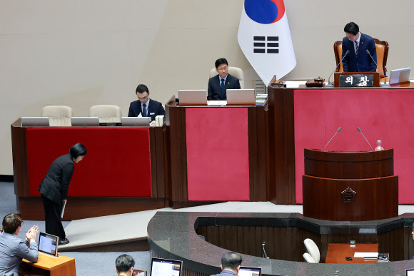 국회의장 향해 인사하는 한성숙 국무총리