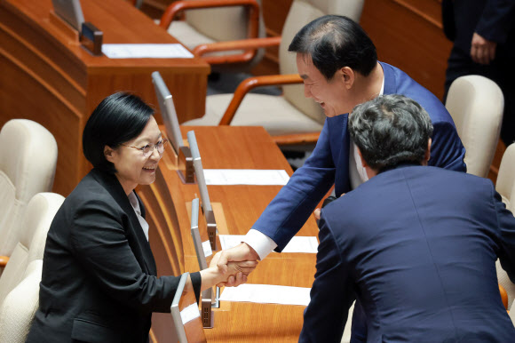 국민의힘 의원들과 인사 나누는 한성숙 국무총리